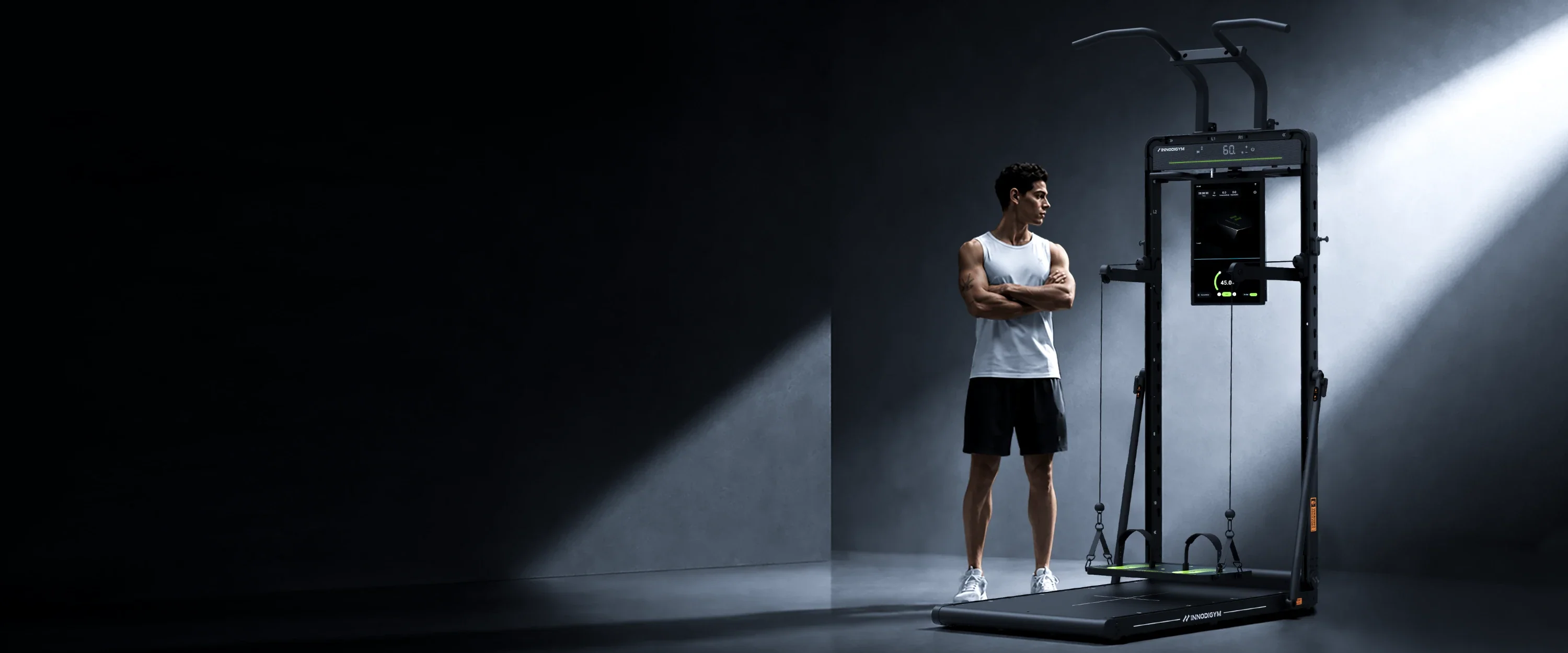 นักกีฬายืนข้างสมาร์ทโฮมยิม INNODIGYM OMNI X1 Pro